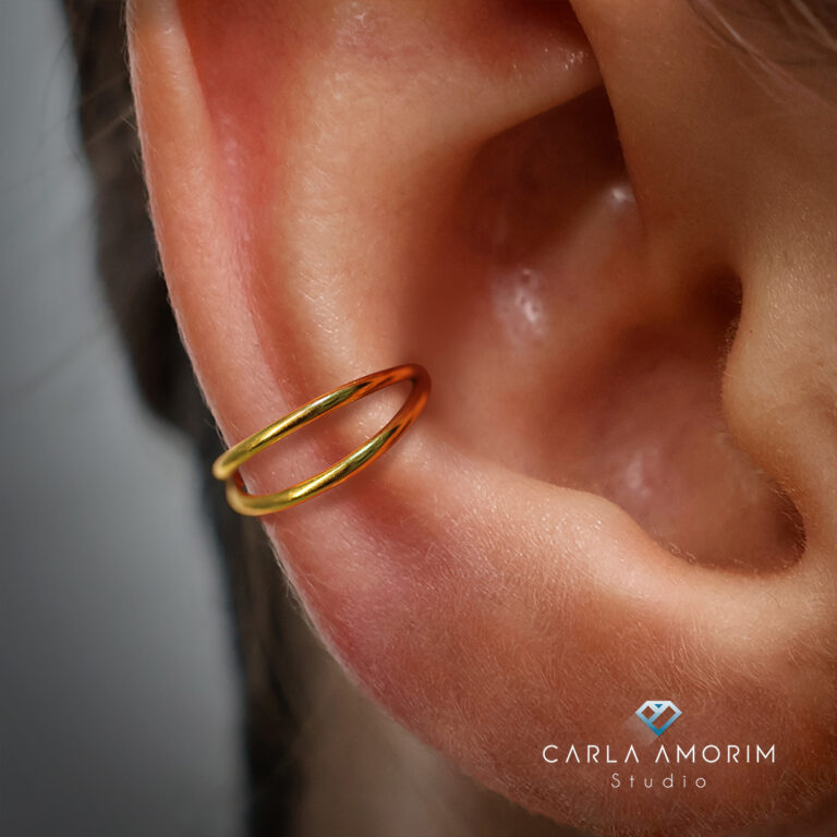 Piercing conch na concha da orelha