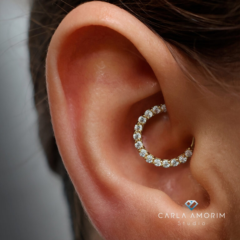 Piercing daith na dobra interna da cartilagem da orelha