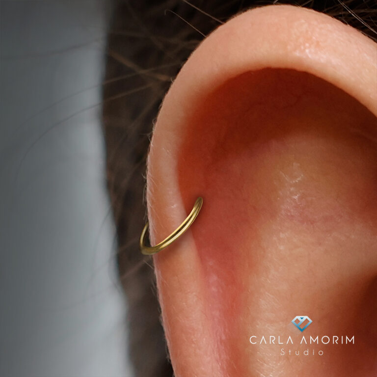 Piercing hélix na cartilagem superior da orelha