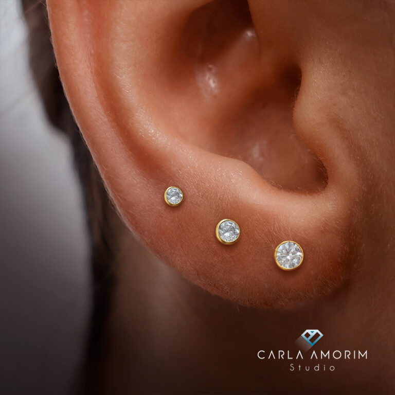 Piercing no lóbulo da orelha com joia fina