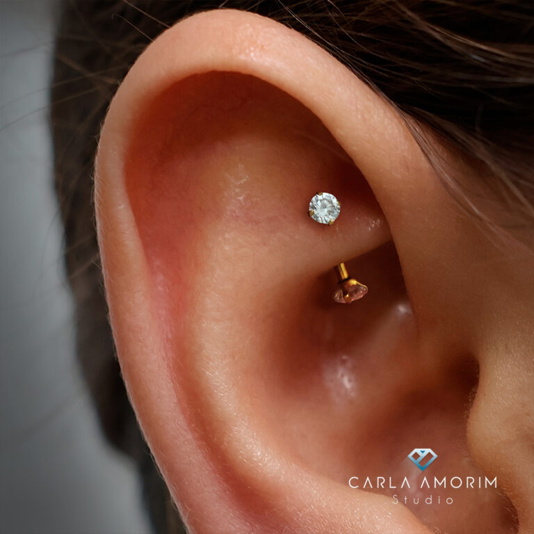 Piercing rook na cartilagem interna da orelha