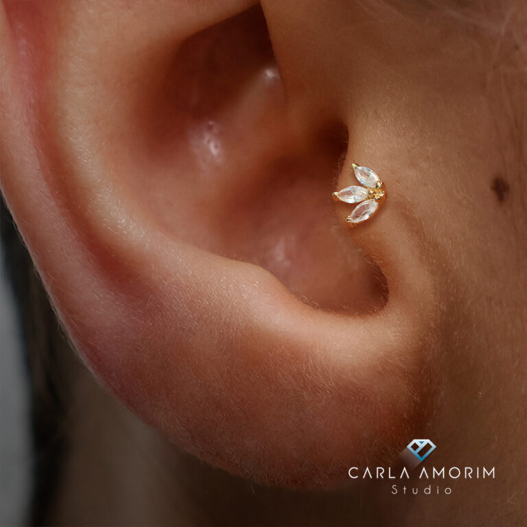Piercing tragus na orelha com joia em titânio